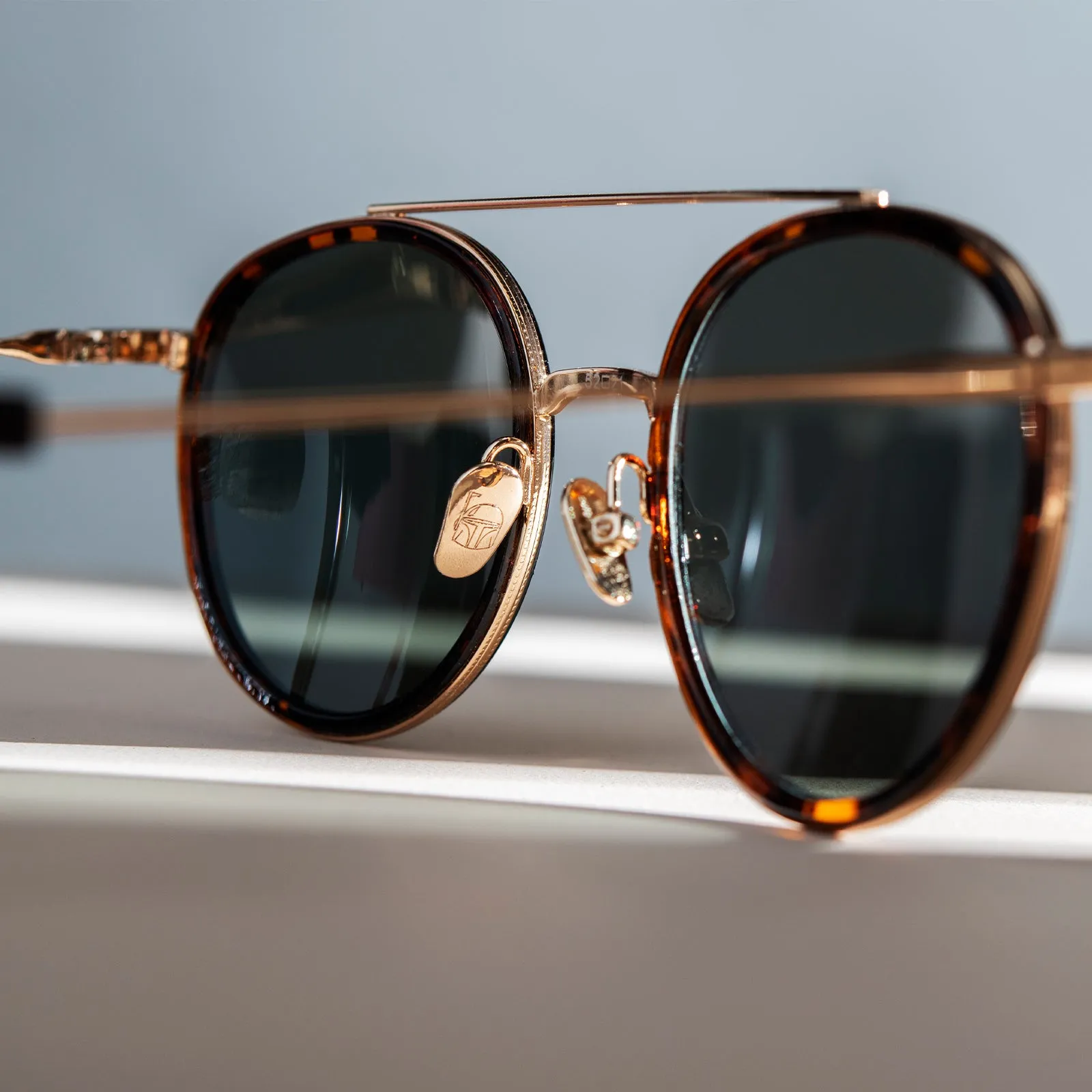BOBA FETT™ - MANDALORIAN GOLD   BOUNTY HUNTER GREEN POLARIZED SUNGLASSES